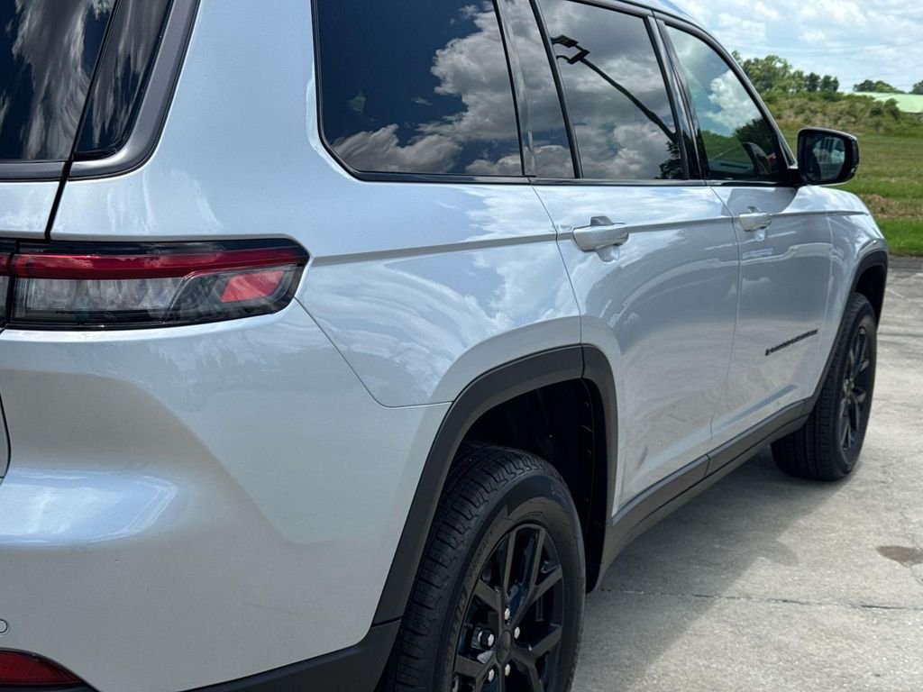New 2026 Silver Zynith Exterior Paint Jeep Altitude image 16