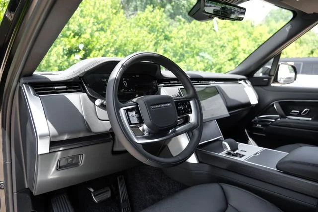 New 2026  Land Rover SE image 3