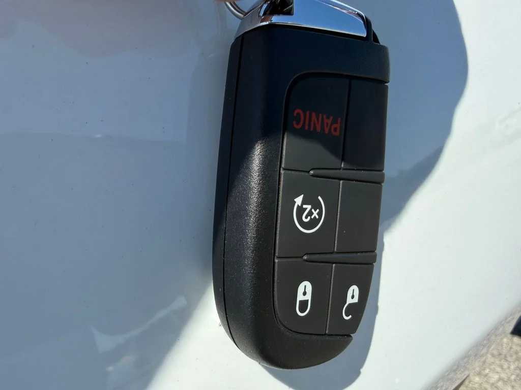 New 2026 Bright White Clearcoat Jeep Latitude image 24