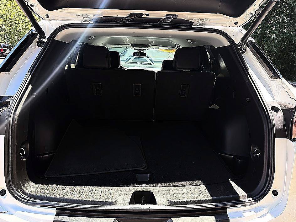 Used 2022 Iridescent Pearl Tricoat Chevrolet LT image 18