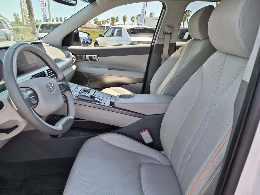 Used 2021 White Hyundai Blue image 15