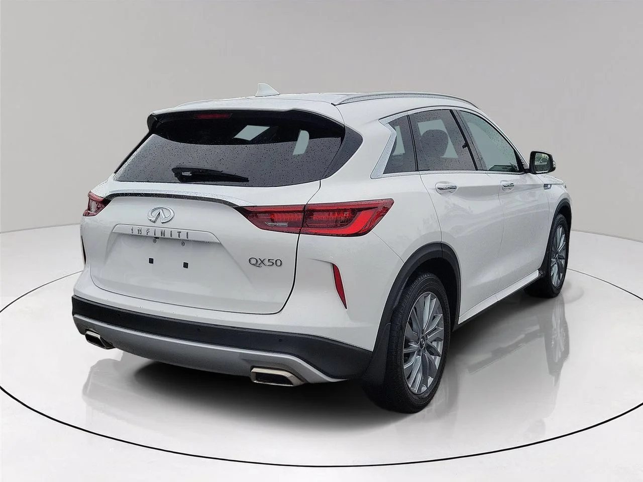 Used 2023 White INFINITI LUXE image 4