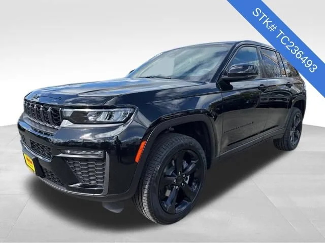 New 2026 Diamond Black Crystal Pearl-Coat Exterior Paint Jeep Limited image 3