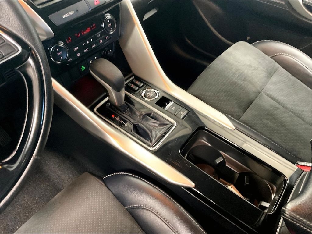 Used 2024 Silver Mitsubishi SE image 20