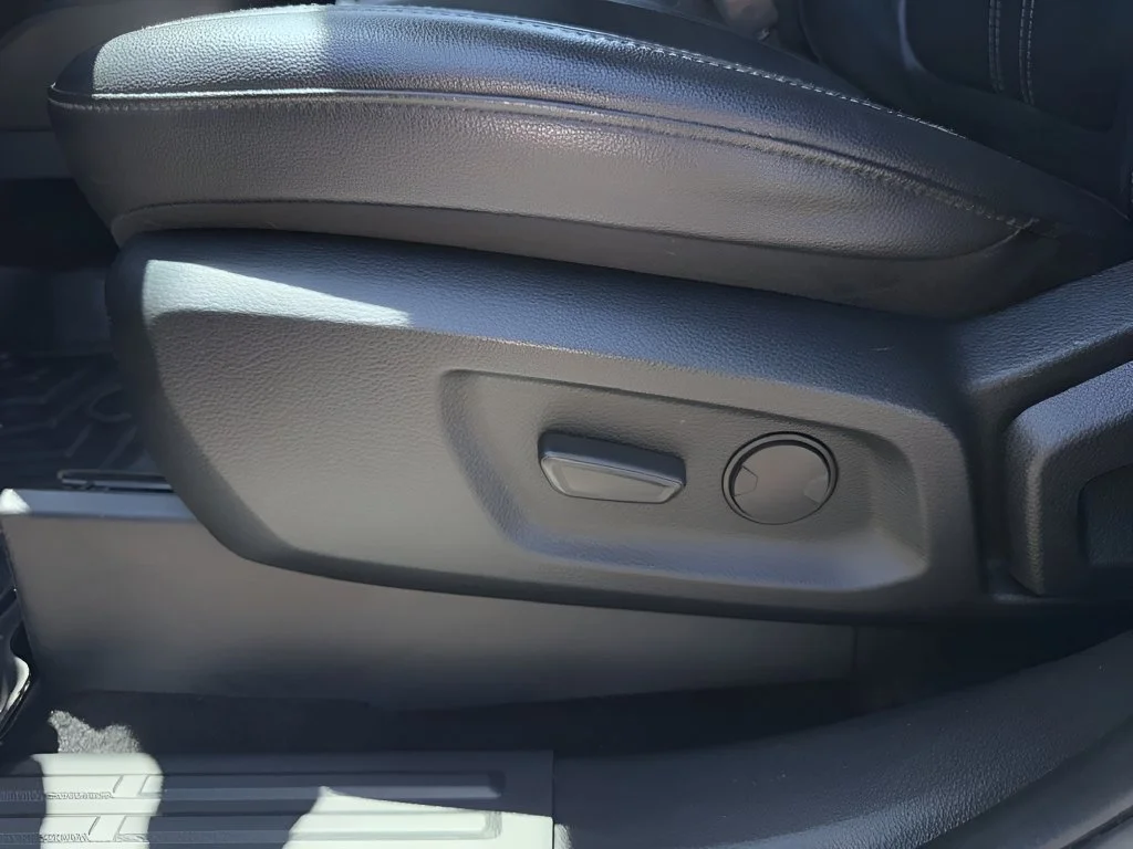Used 2019  Ford XL image 10