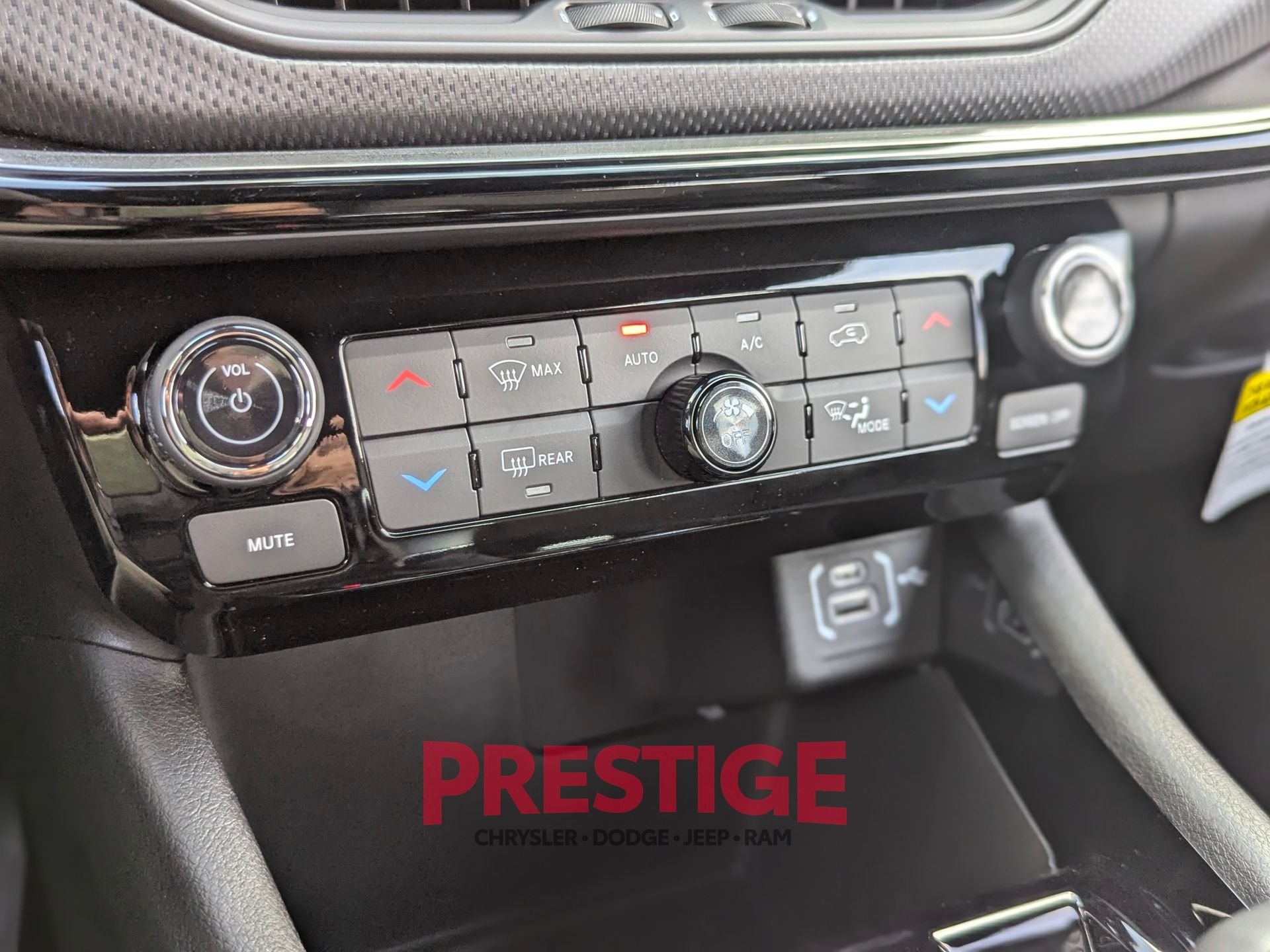 New 2026 Diamond Black Crystal Pearl-Coat Exterior Paint Jeep Latitude image 17