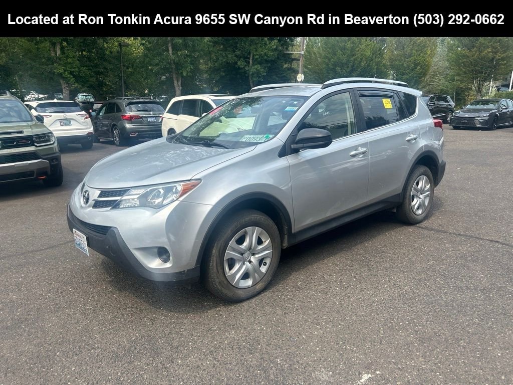 Used 2014 Classic Silver Metallic Toyota LE image 8