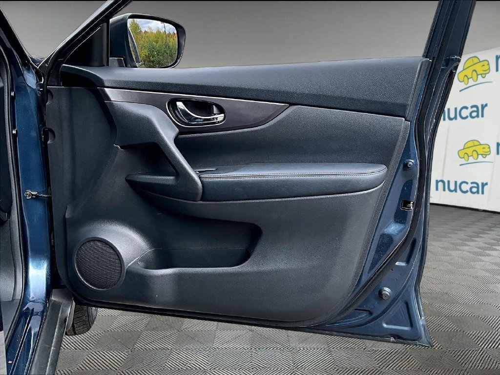 Used 2015 Arctic Blue Metallic Nissan S image 12