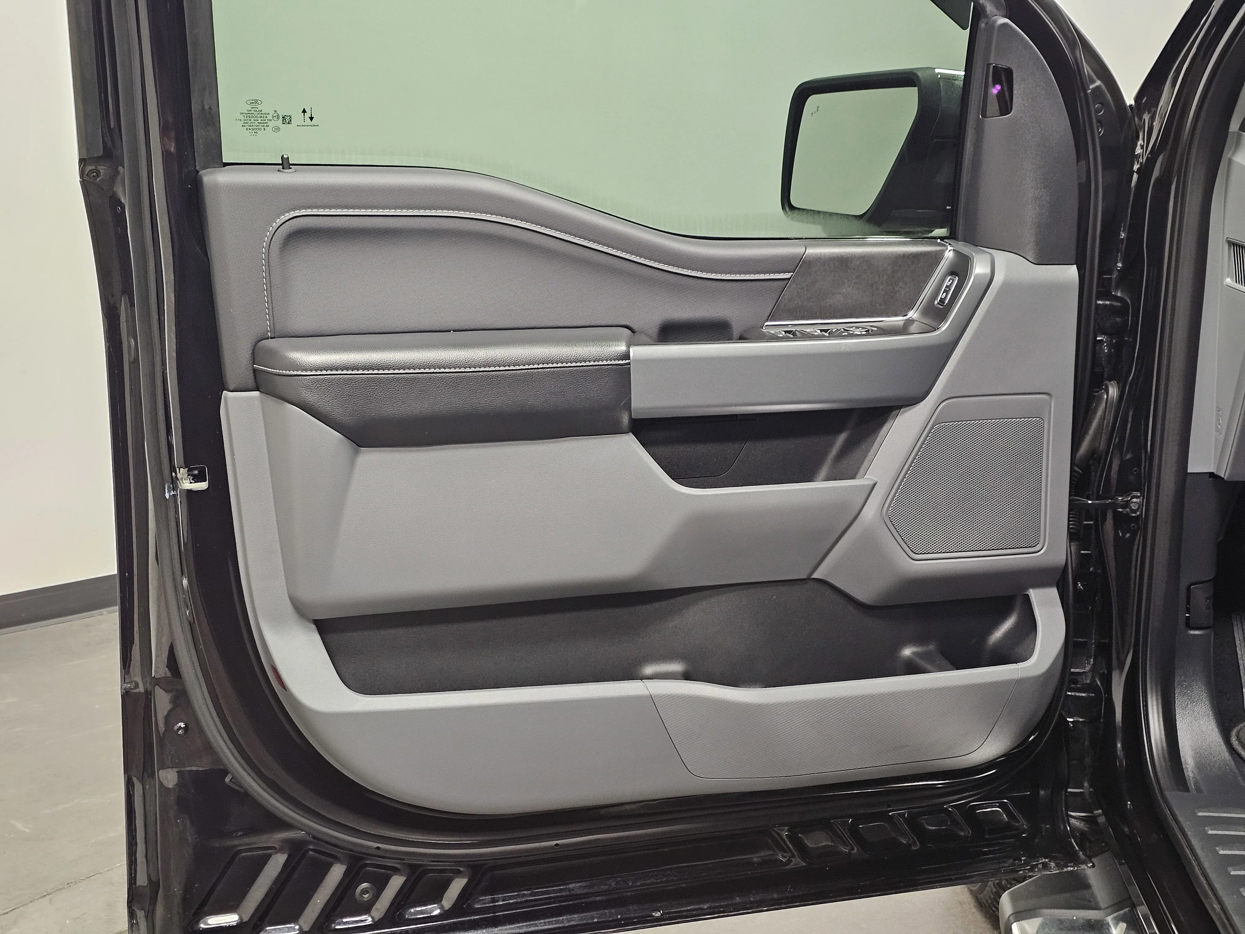 Used 2024 Agate Black Metallic Ford XLT image 16