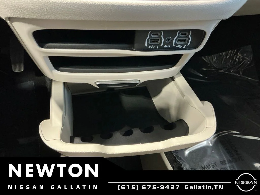 Used 2023 Bright White Clearcoat Chrysler Touring L image 22