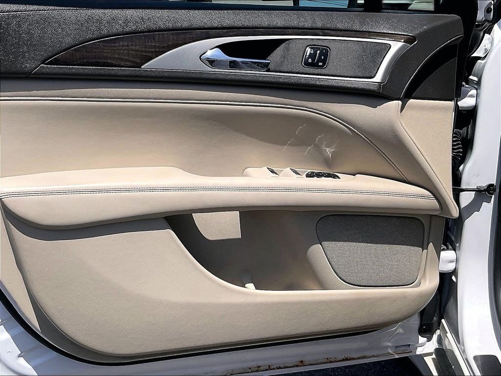 Used 2017 White Lincoln Reserve image 9