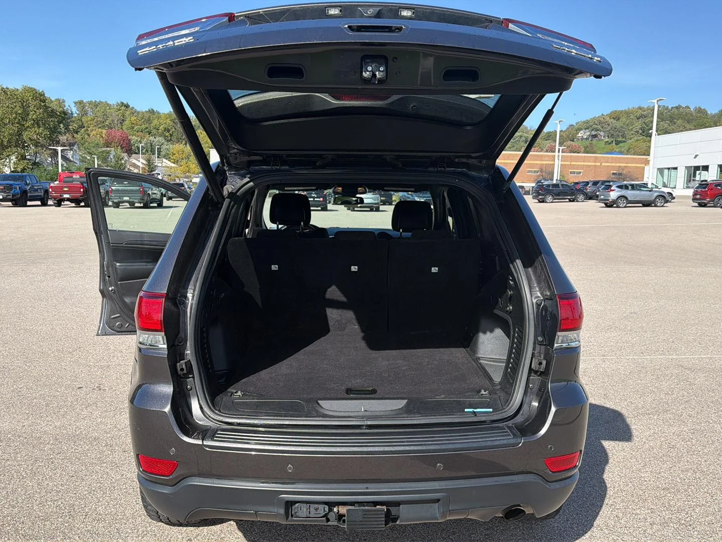 Used 2021 Granite Crystal Metallic Clearcoat Jeep Laredo E image 10