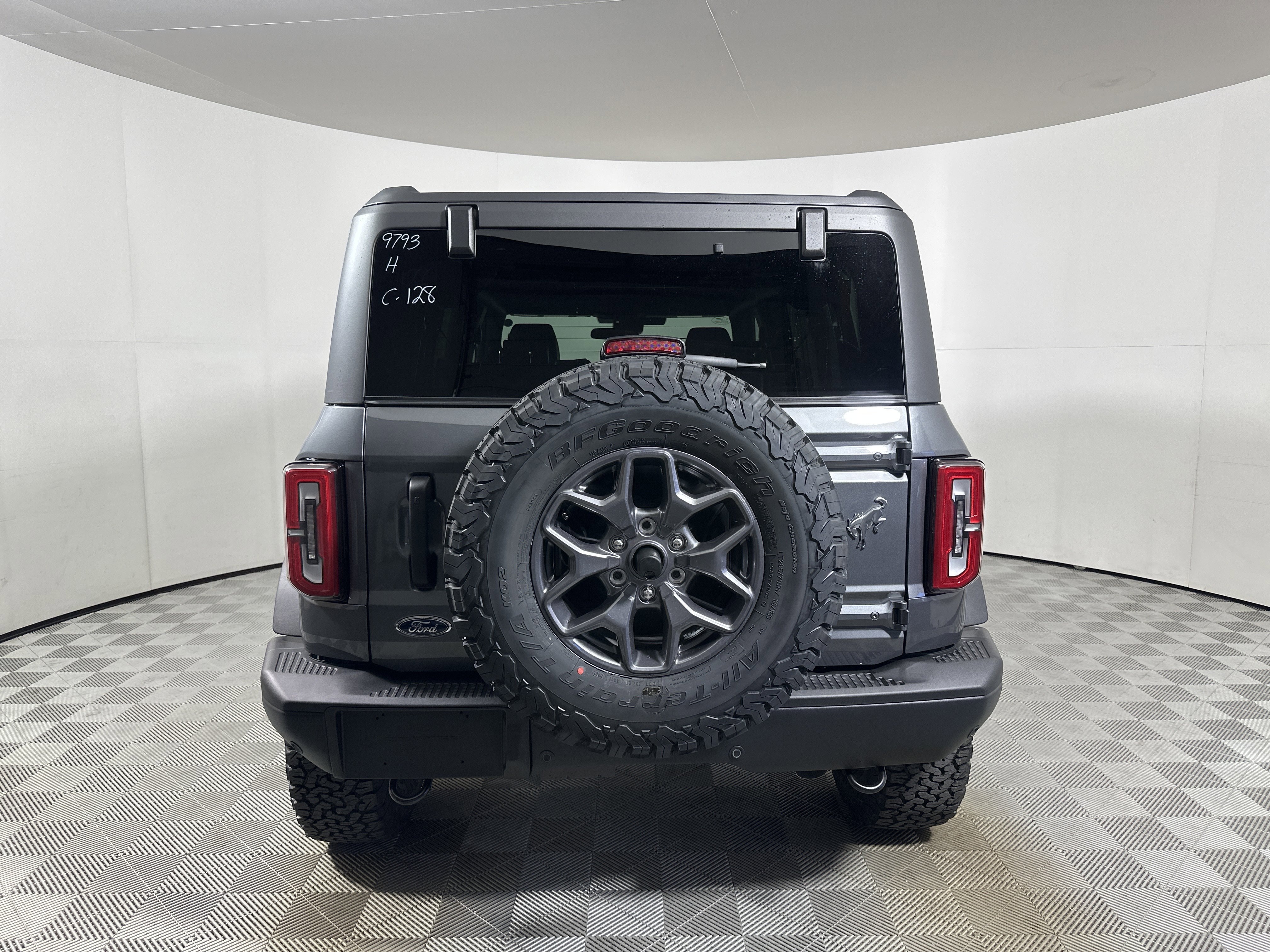 New 2025 CARBONIZED GRAY MET Ford Badlands image 6