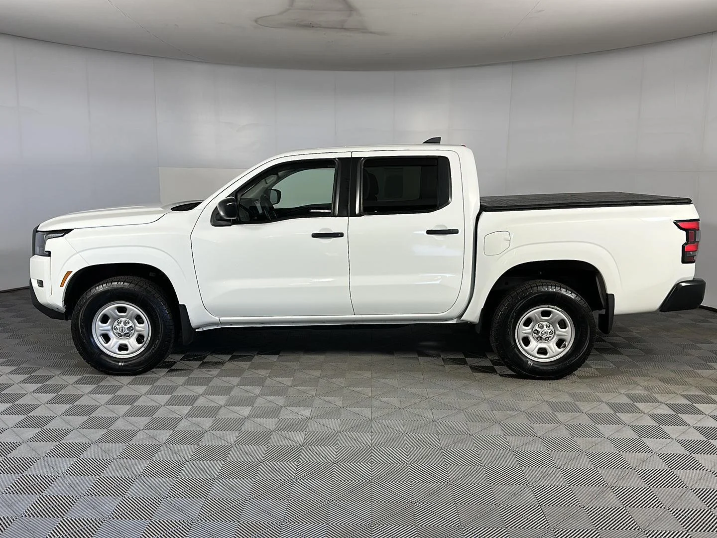 Used 2022 Glacier White Nissan S image 5