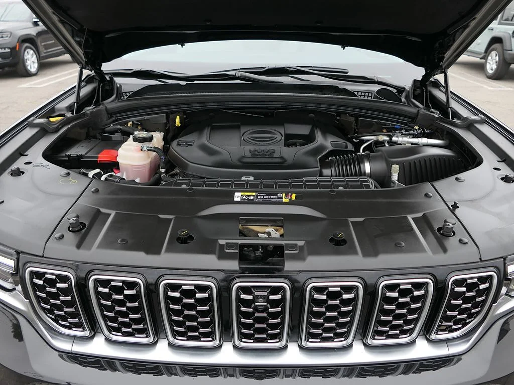 Used 2023 Diamond Black Crystal Pearl Coat Jeep Summit image 27