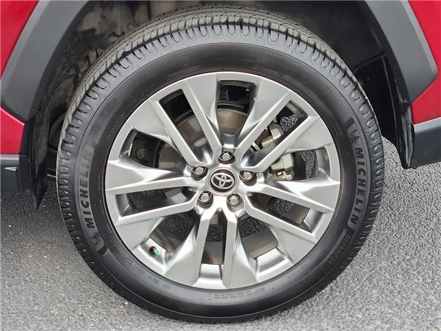 Used 2021 Red Toyota XLE Premium Front-wheel Drive image 7
