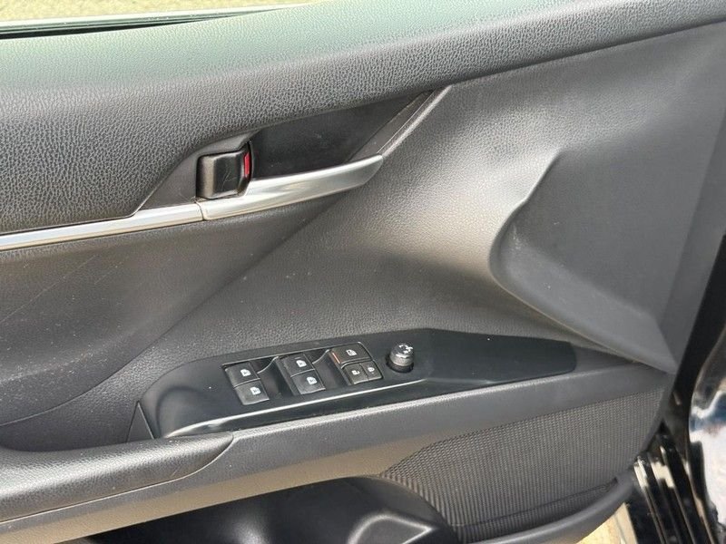 Used 2019 Midnight Black Metallic Toyota SE image 18