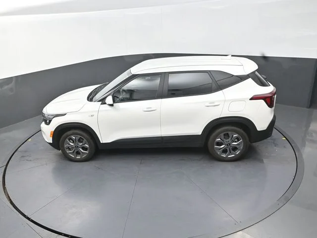 Used 2024 White Kia LX image 14