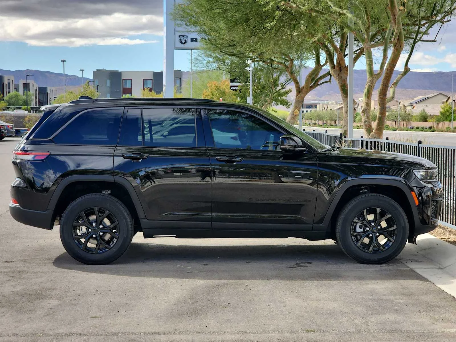 New 2026 Diamond Black Crystal Pearl-Coat Exterior Paint Jeep Laredo Altitude image 9