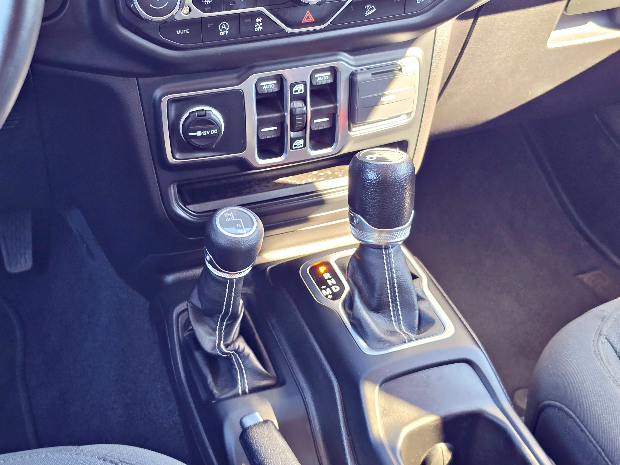 Used 2018 Punkn Metallic Clearcoat Jeep Sahara image 18