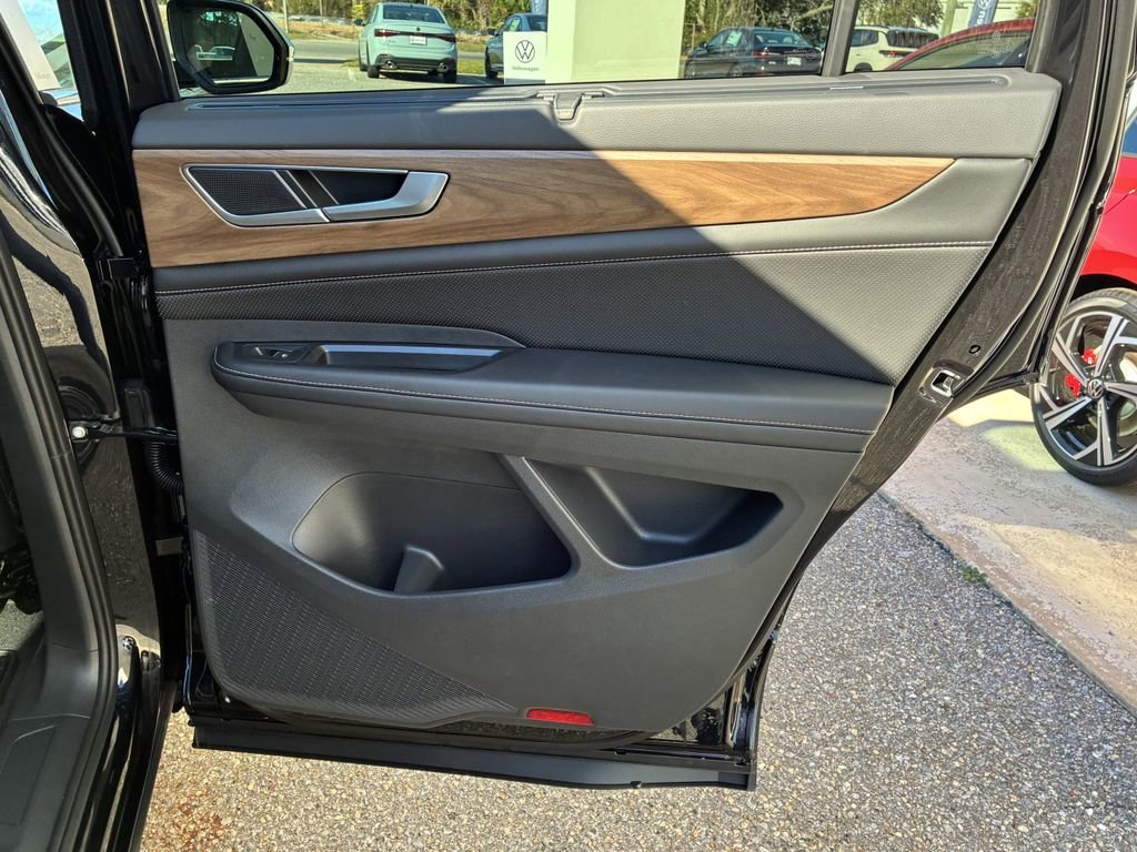 New 2026 Black Volkswagen 2.0T SE w/Technology image 32
