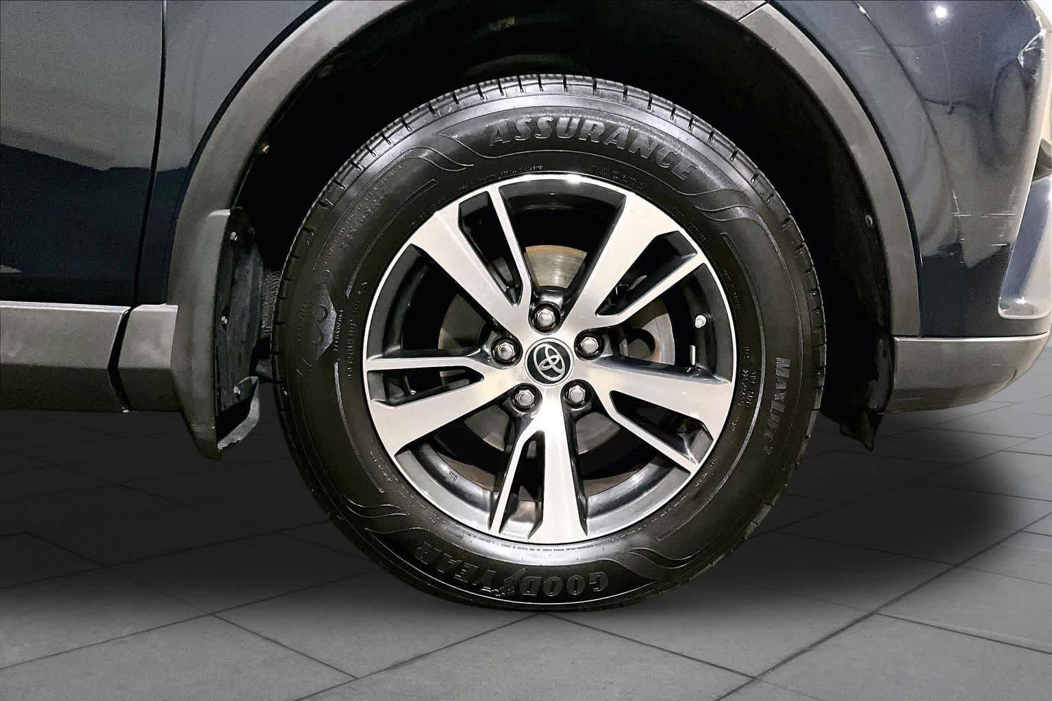 Used 2017 Galactic Aqua Mica Toyota XLE image 10