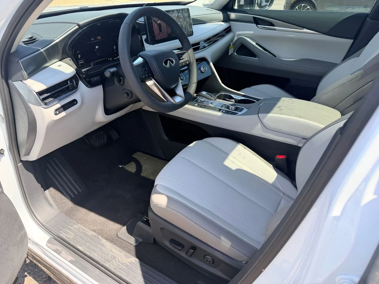 New 2027 RADIANT WHITE INFINITI Luxe FWD image 14