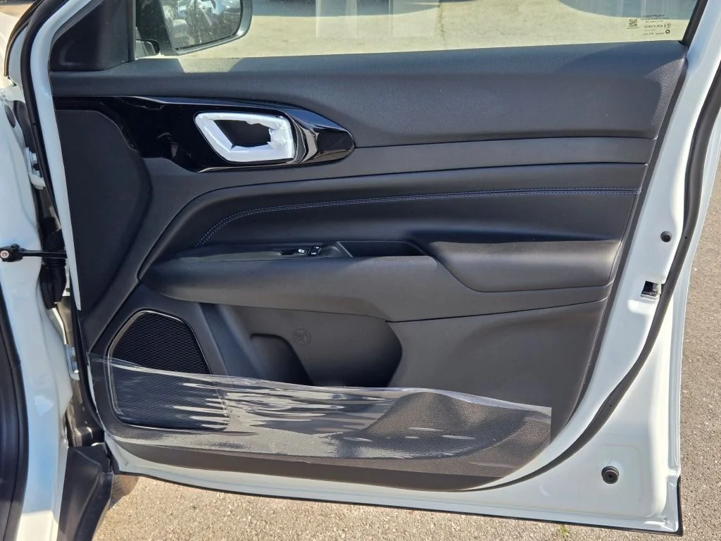 New 2026 Bright White Clearcoat Jeep Latitude image 4