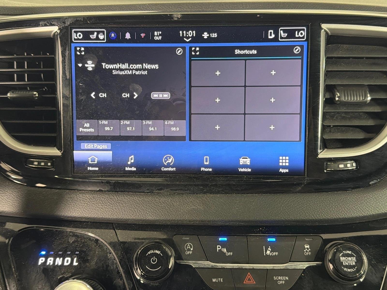 Used 2025 Diamond Black Crystal Pearlcoat Chrysler Select image 27