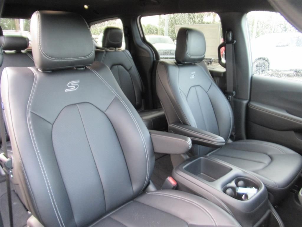 New 2026 Bright White Clear-Coat Exterior Paint Chrysler Select image 8