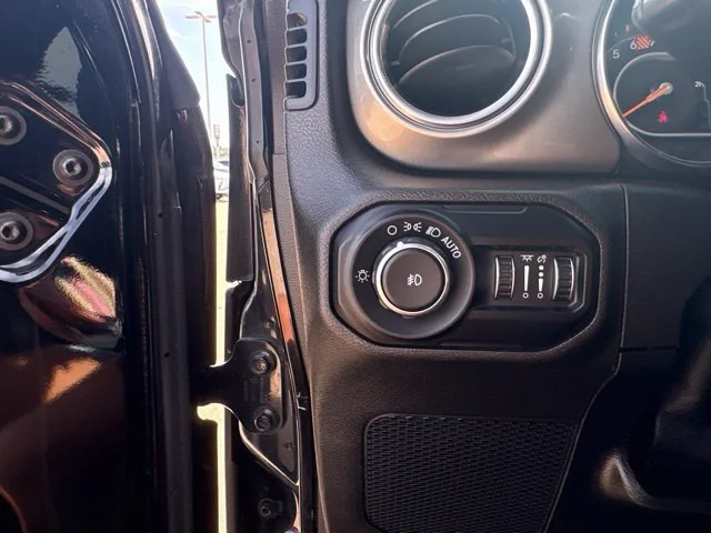 Used 2019  Jeep Sahara image 20