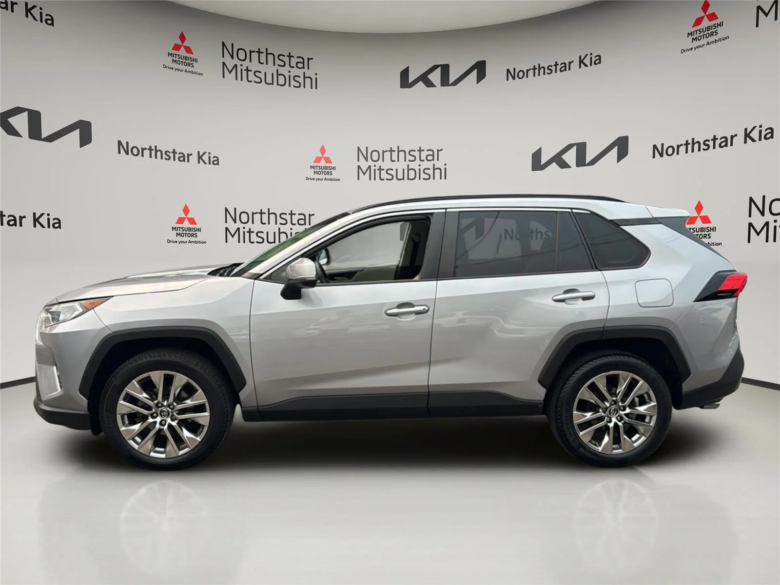 Used 2019 Silver Sky Metallic Toyota XLE Premium image 2