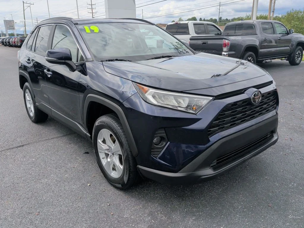 Used 2019  Toyota XLE image 2