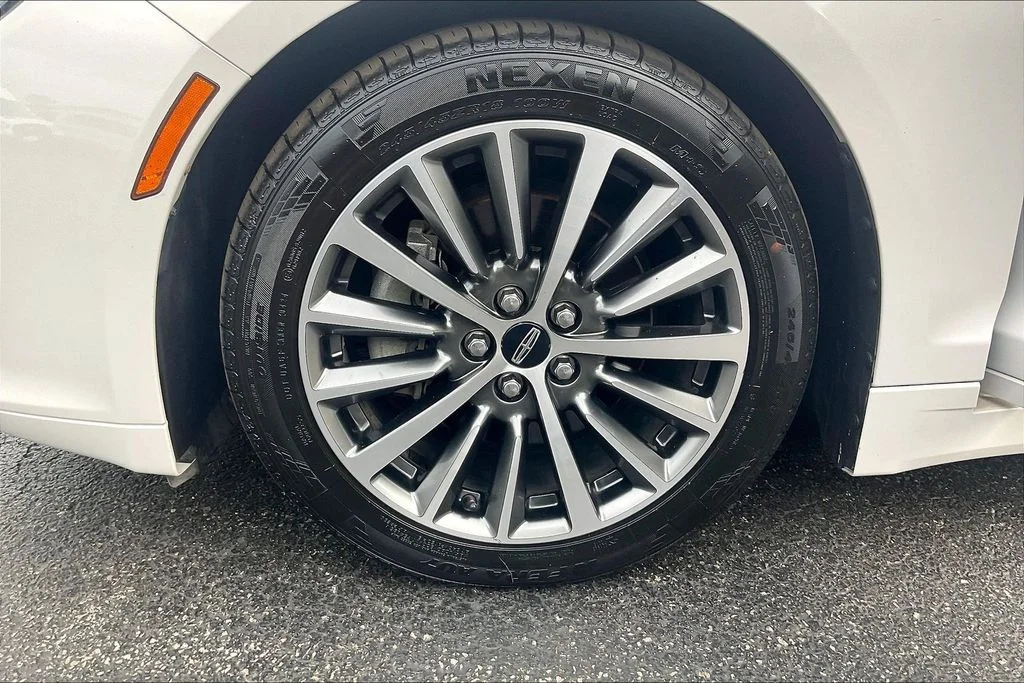 Used 2019 White Lincoln Standard image 8