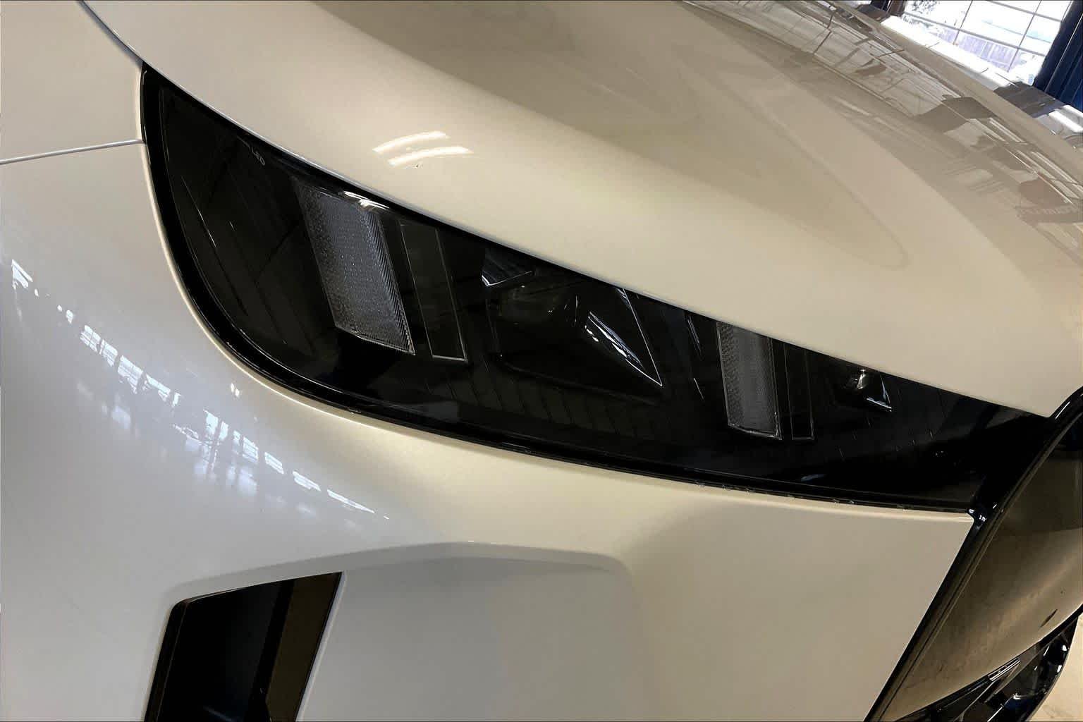 Used 2026 Mineral White Metallic BMW xDrive60 image 13