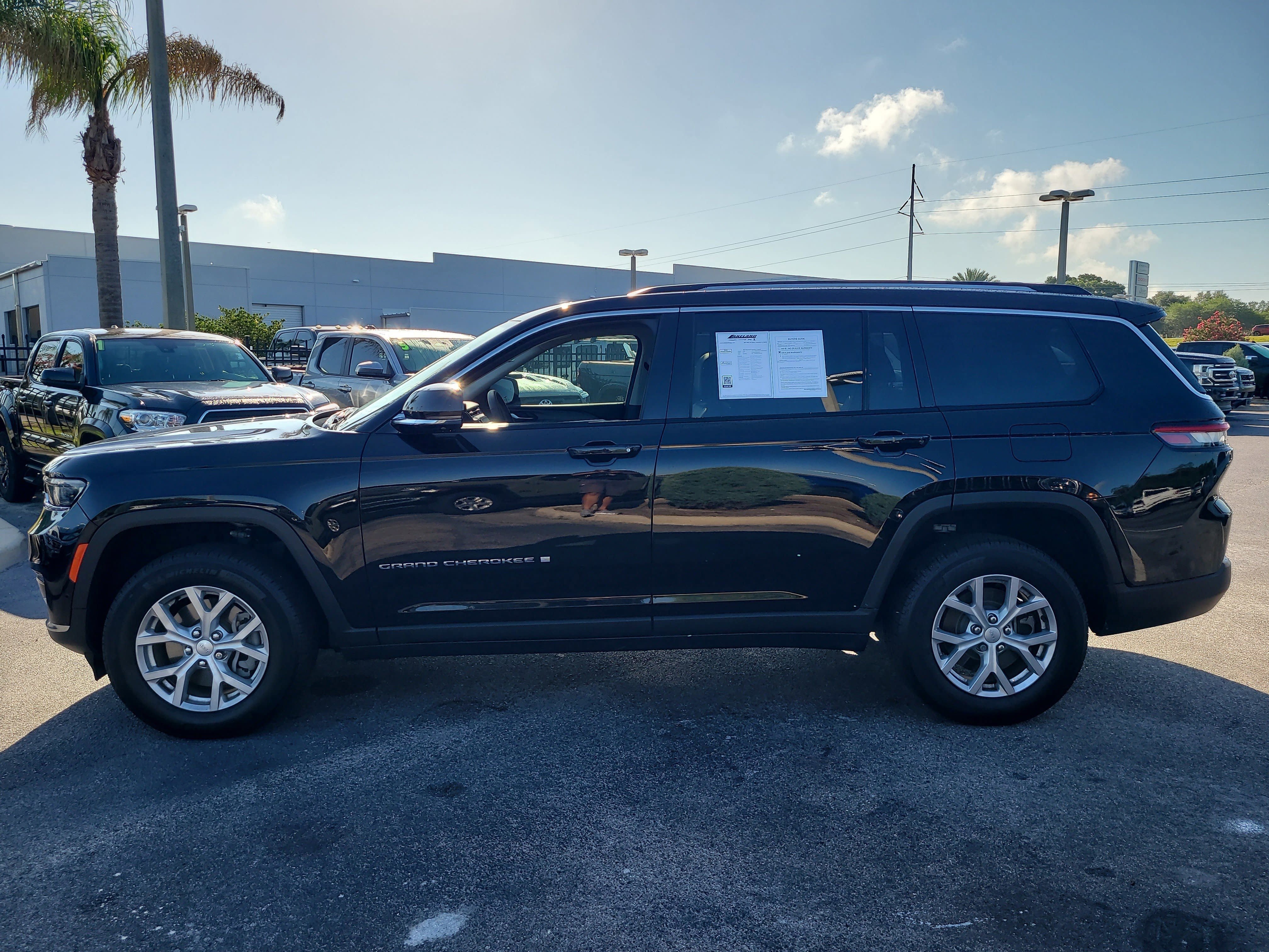 Used 2023 Diamond Black Crystal Pearlcoat Jeep Limited image 7