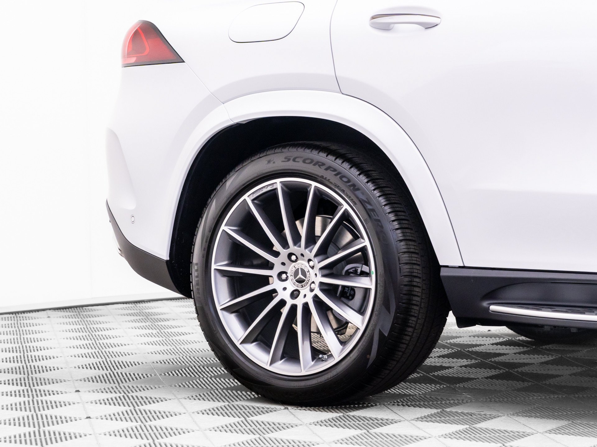 New 2027 White Mercedes-Benz GLE 450 image 38