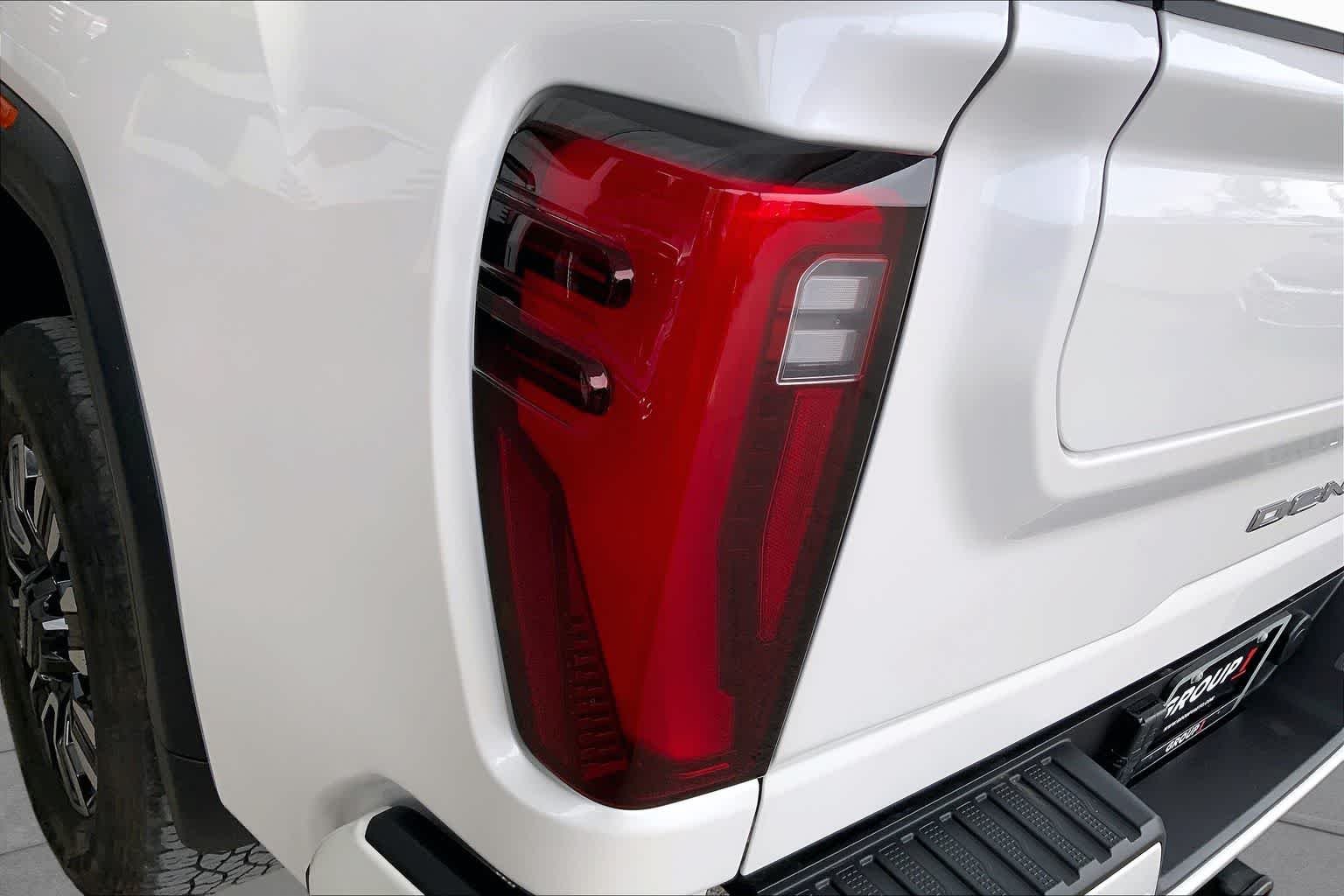 Used 2025 White Frost Tricoat GMC Denali Ultimate image 29