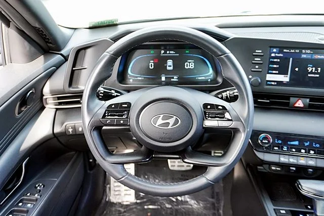 Used 2025 Gray Hyundai SEL Sport image 17