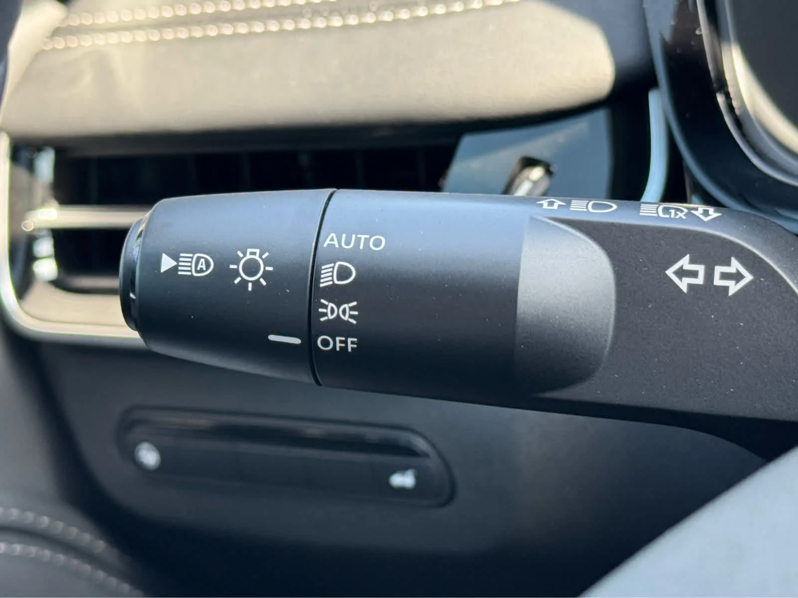 New 2027 2T RAD WHT INFINITI Sport AWD image 14