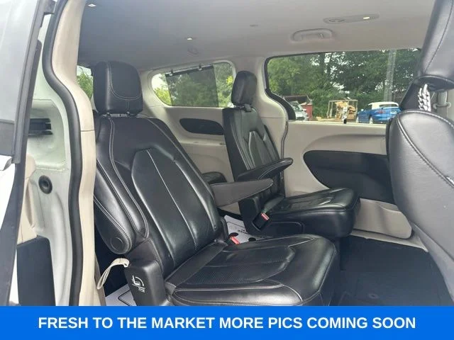 Used 2022 Bright White Clearcoat Chrysler Touring L image 9