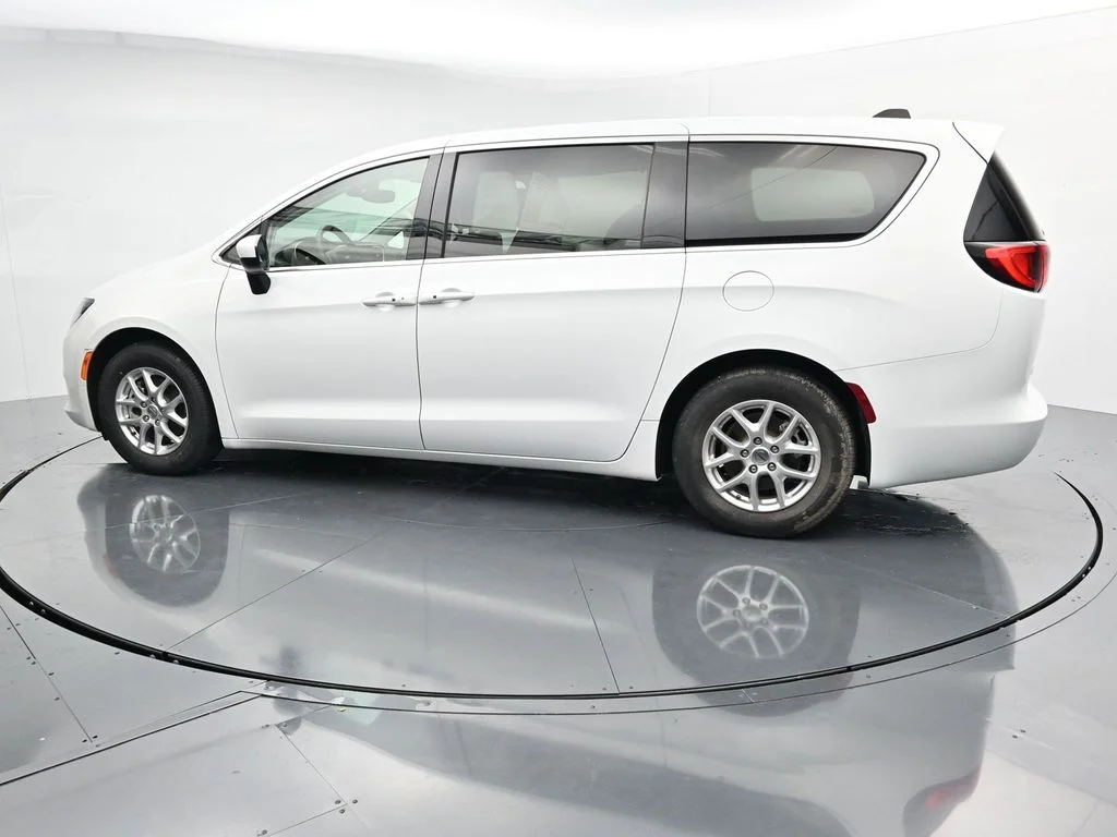 Used 2023 White Chrysler LX image 4