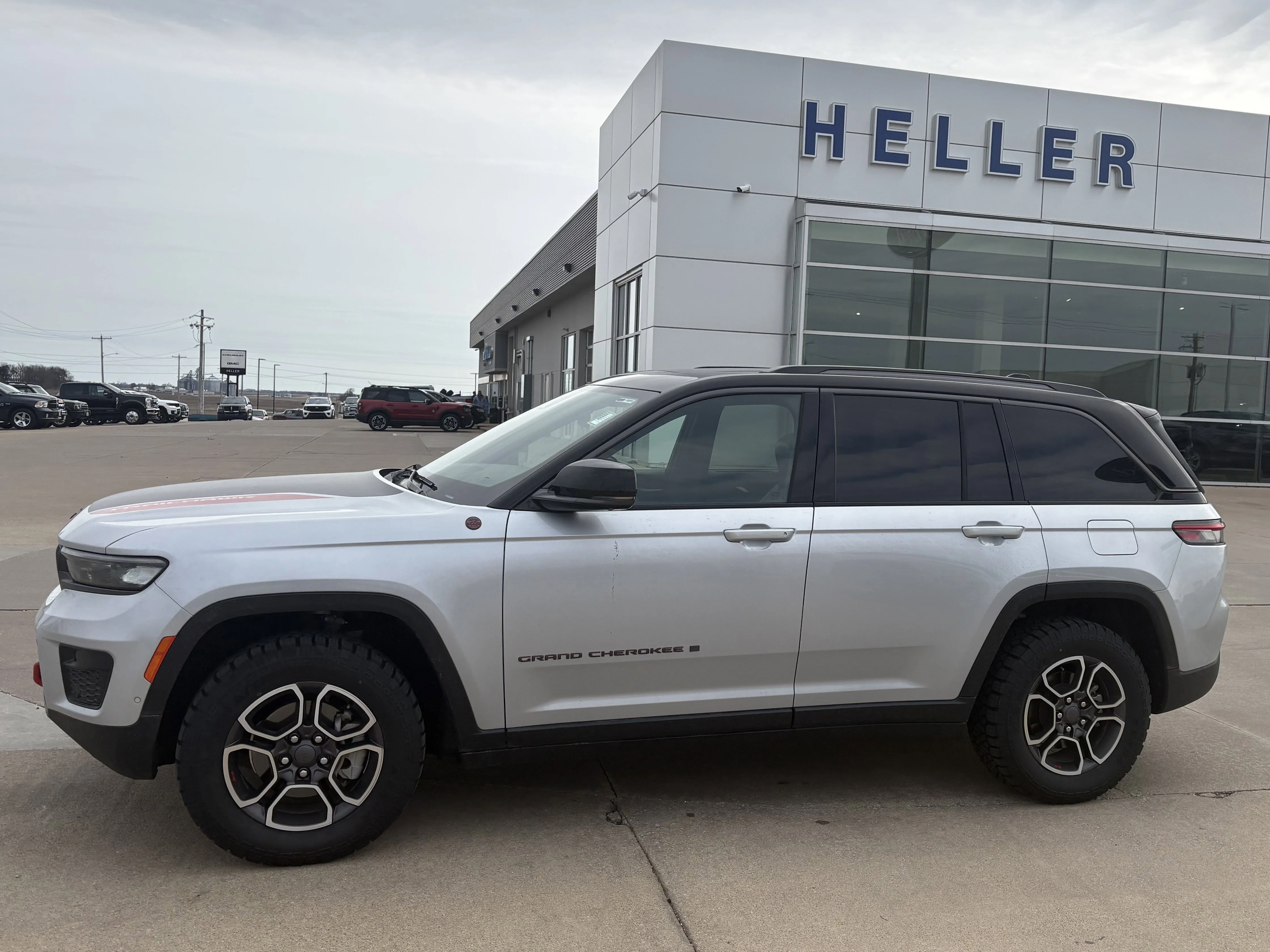 Used 2022 Silver Zynith Jeep Trailhawk image 3