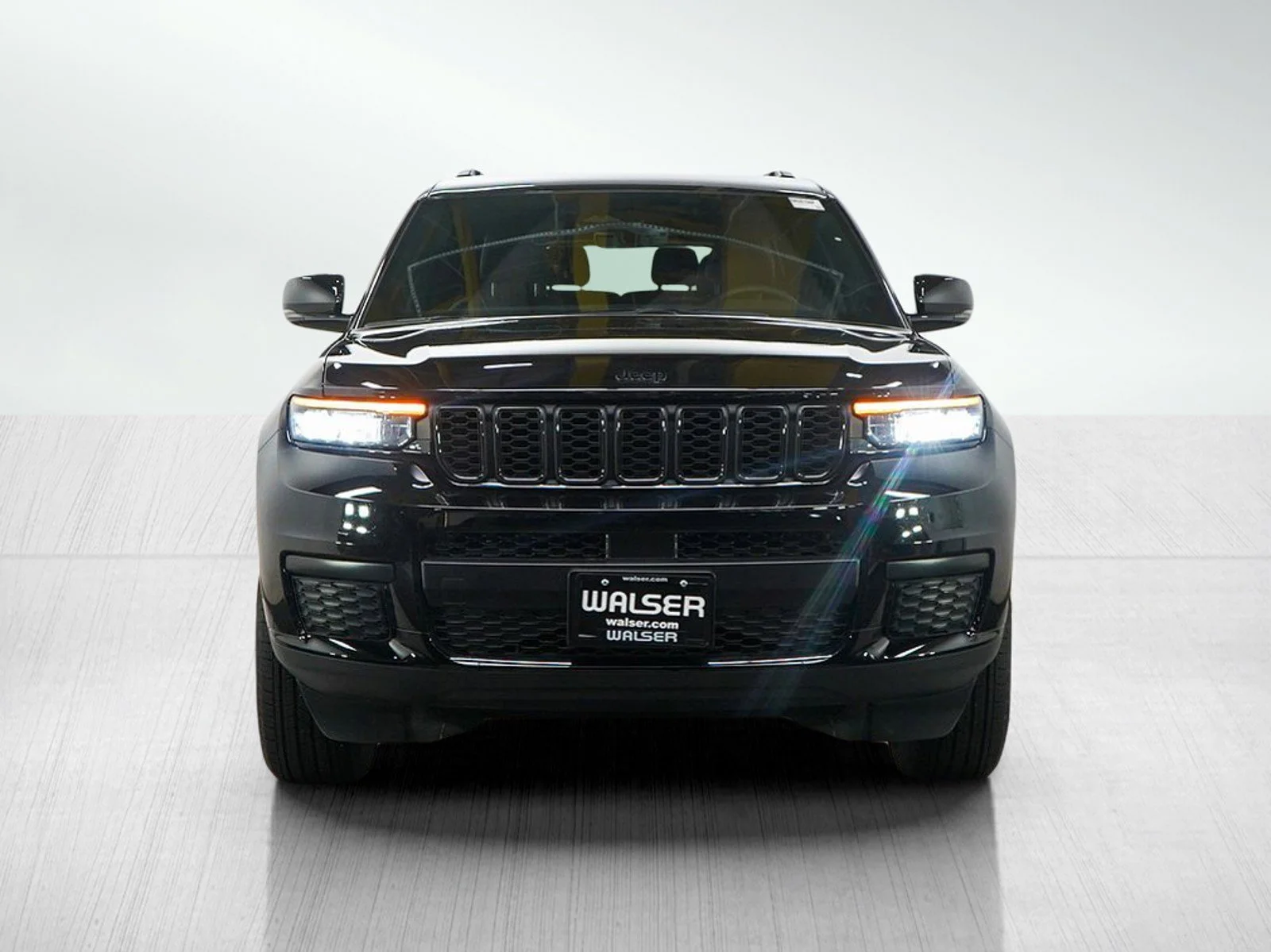 Used 2025 Diamond Black Crystal Pearlcoat Jeep Altitude image 8