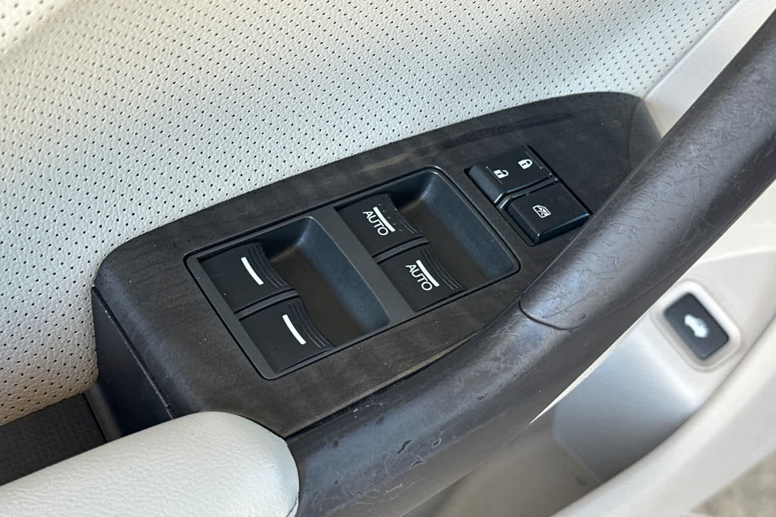 Used 2012  Acura  image 13