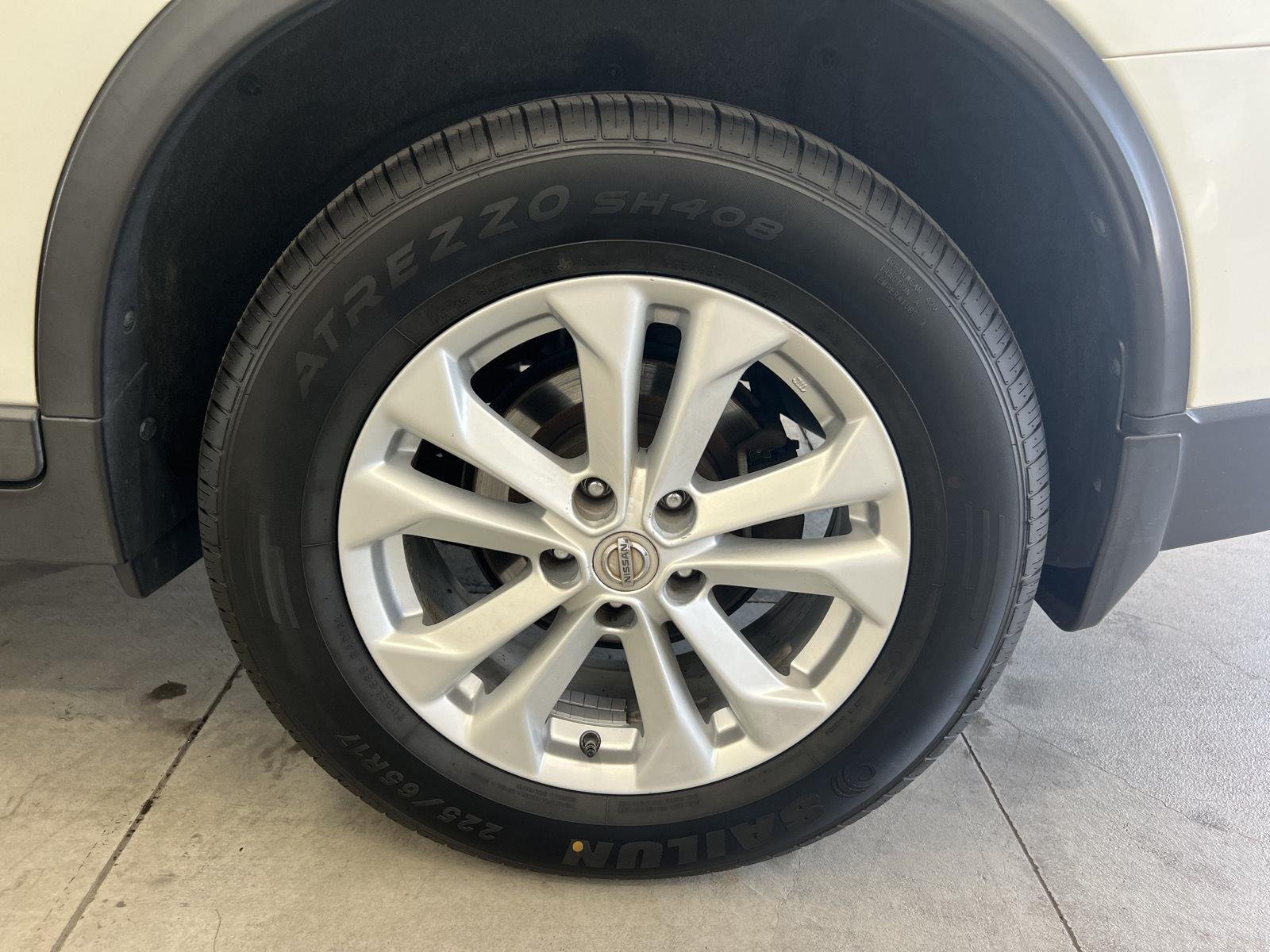 Used 2016 Pearl White Nissan SV image 10