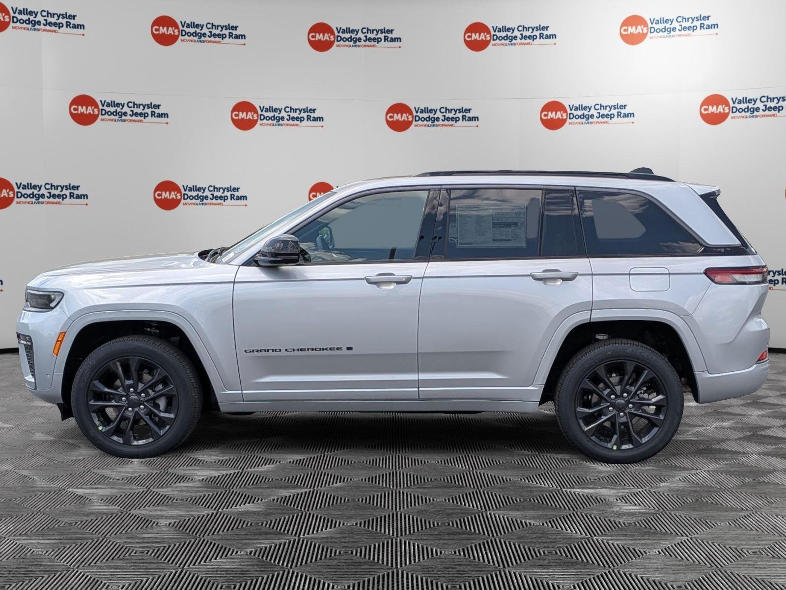 New 2026 Silver Zynith Exterior Paint Jeep Limited Reserve image 8