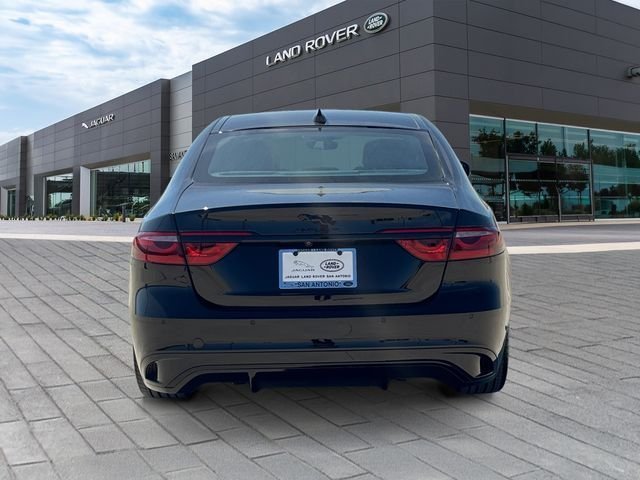 New 2024 Santorini Black JAGUAR P300 R-DYNAMIC SE AWD image 4