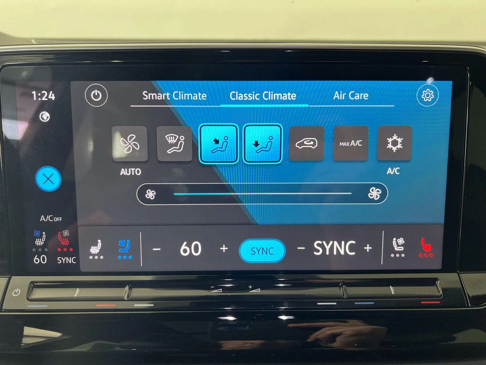 Used 2024  Volkswagen 2.0T SE w/Technology image 18