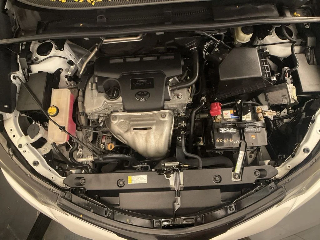 Used 2018 Super White Toyota XLE image 32